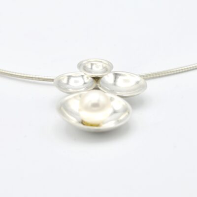 hanger charmant 5 hol geslagen rondjes grote witte parel zilver handgemaakt hoogglans siergoed.com van-voor.com op maat gemaakt .jpg (4)