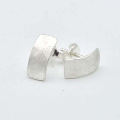 oorbellen boogje mat zilver handgemaakt met sterktjes pousettes fijne structuur siergoed.com van-voor.com .jpg (2)