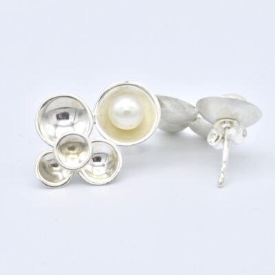 oorbellen charmant, handgemaakt, zilveren oorbellen van 5 schuitjes met 1 grote witte parel, met stekertjes, hoogglans, siergoed. com van-voor.com .jpg (2)