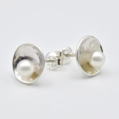 oorbellen parelmoer zilver licht gehamerd handgemaakt met stekertjes pinnetjes pousettes witte zoetwaterparels hol geslagen schoteltjes kleine knopjes siergoed.com van-voor.com .jpg (4)