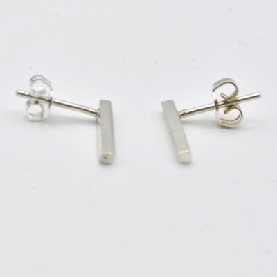 oorbellen recht strakke staafje vierkantdraad zilver opmaat gemaakt handgemaakt stekertjes pousettes knopjes siergoed.com van-voor.com .jpg (2)