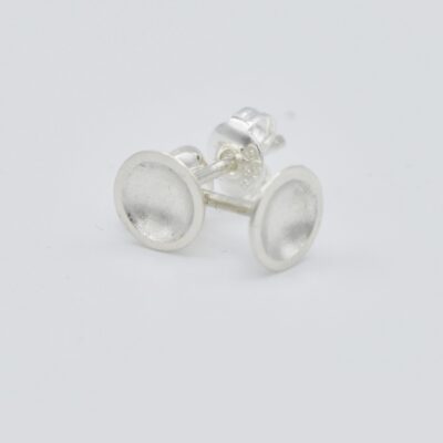 oorbellen rond mini handgemaakt rondjes met vlakke rand in hoogglans structuur in midden stekertjes pinnetjes knopjes zilver siergoed.com van-voor.com hol geslagen .jpg (4)