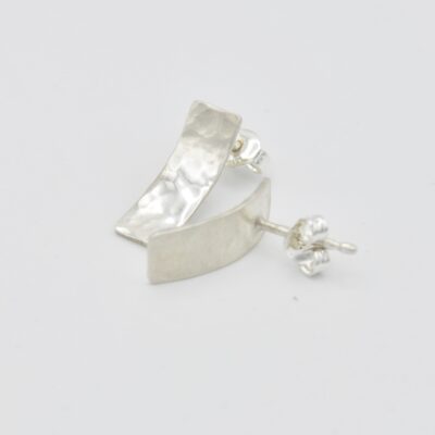 oorbellen welkom hoogglans zilver handgemaakt met stekertjes pinnetjes kleine knopjes siergoed.com van-voor.com gehamerd structuur hol geslagen .jpg (3)