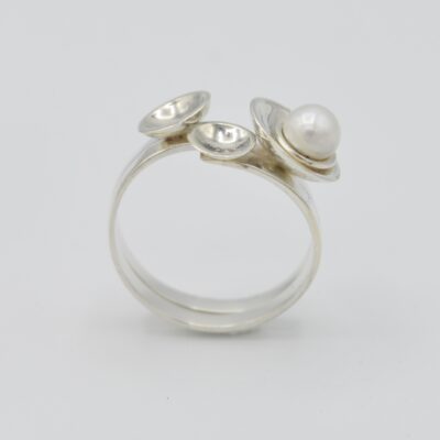 Ring charm parelmoer