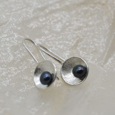 siergoed.com-oorbellen-zwarte parel hangend-zilver-handgemaakt.1