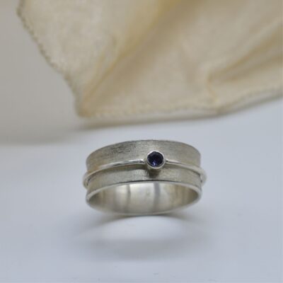 siergoed.com-ring-diabolo tanzaniet-zilver-handegemaakt-bijzonderheden-conceptstore-zwolle