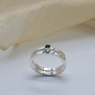 ring-elegance-peridot-zilver-handgemaakt-siergoed.com-rian bongers-edelsmid.2